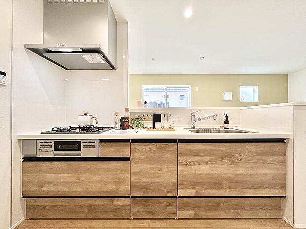 ◆2号棟◆~Kitchen~ 広くて使いやすいキッチンなら家族でいっしょに料理をつくったり、後片付けも手間なくできちゃいます♪収納もたっぷりあるので、いつもすっきりと清潔な印象を保てます。