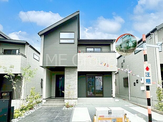 ◆２号棟◆～Exterior～  閑静な住宅地で子育て家族にピッタリ。  毎日のお散歩も快適な緑に恵まれたエリアで、自然に包まれた穏やかな暮らしを実現するための、ゆとりある住環境が整っています。