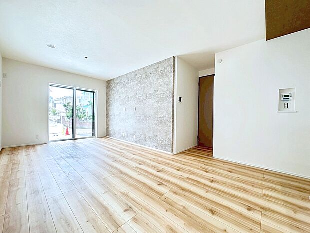 ◆２号棟◆～Living～  豊かな陽光がこの場所を照らしだす。  光溢れるこの空間はみんなの笑顔が集う場所、時を忘れ、つきることのないたわいもない会話を楽しむ時間、たくさんの思いが綴られる場所。