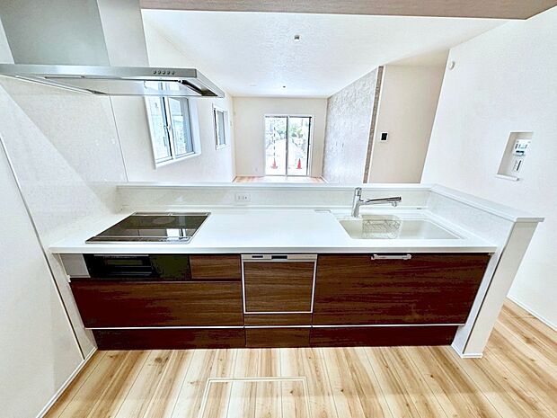 ◆２号棟◆～Kitchen～　広くて使いやすいキッチンなら家族でいっしょに料理をつくったり、後片付けも手間なくできちゃいます♪収納もたっぷりあるので、いつもすっきりと清潔な印象を保てます。