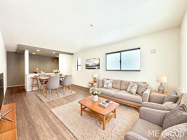 ご家族の賑やかな話し声で包まれる明るいリビング  ※家具はCGです