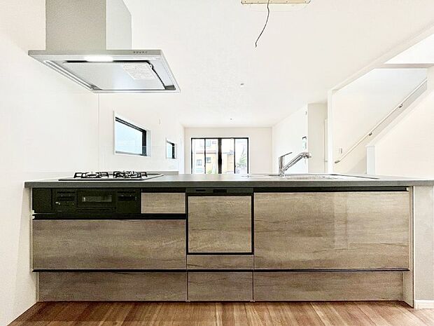 ◆２号棟◆～Kitchen～　広くて使いやすいキッチンなら家族でいっしょに料理をつくったり、後片付けも手間なくできちゃいます♪収納もたっぷりあるので、いつもすっきりと清潔な印象を保てます。