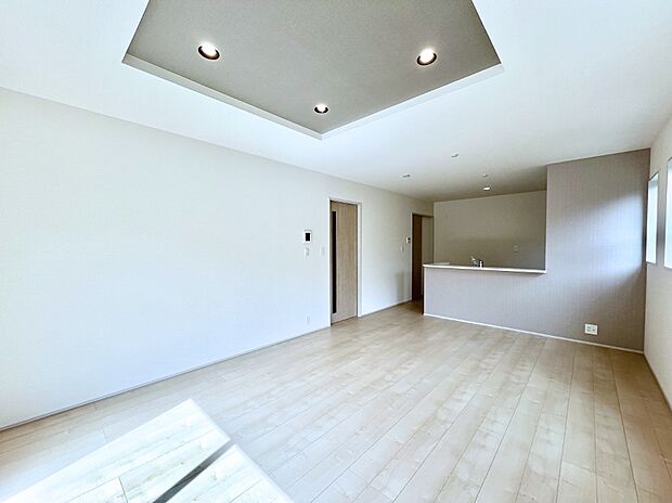 ◆２号棟◆～Living～　家族の一体感を感じられる広々としたスペース。家族と過ごす時間を大切にする方にピッタリのゆとりの住空間です。お子様が走り回っても安心して見守れます。