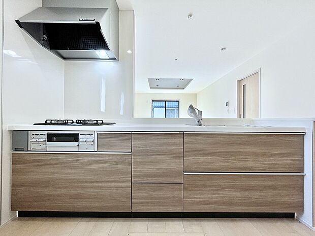 ◆２号棟◆～Kitchen～　広くて使いやすいキッチンなら家族でいっしょに料理をつくったり、後片付けも手間なくできちゃいます♪収納もたっぷりあるので、いつもすっきりと清潔な印象を保てます。