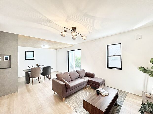 ～Living～　飽きの来ないシンプルでおしゃれなLDK。大きな窓から日差しが差し込むので室内も明るく、家族の憩いの場としてピッタリです。開放感と日当たりの良さを是非ご覧ください！