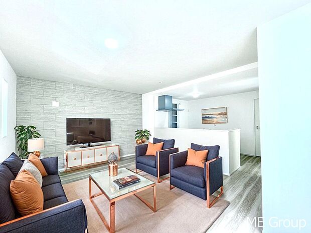 ◆１号棟◆～Living～　家族の会話や笑顔が行き交うリビングです。大きなソファやダイニングテーブルでゆったり食事をしたりくつろぎたい♪そんな夢が叶えられる空間です！※家具はCGです