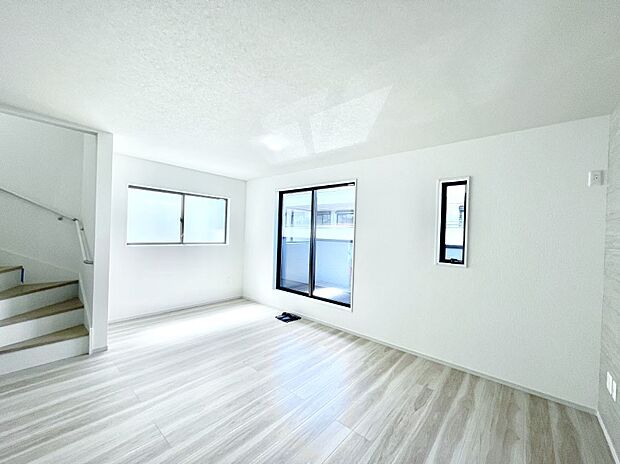 ◆１号棟◆～Living～　リビングに階段のある間取りです♪家族のコミュニケーションがスムーズに取れますね♪ゆとりある暮らしと心地よい住環境が紡ぐ贅沢な時間をご家族みんなでお過ごし下さい。