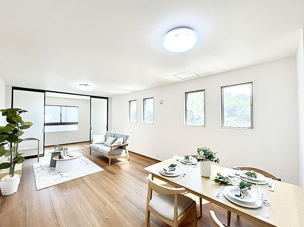 ～Living～　ここにはみんなが集い、食事と楽しい会話が始まる。話に夢中になりすぎて、ついつい時を忘れ夜半過ぎになってしまう。そんな束の間の幸せを感じさせてくれる場所でありたい。