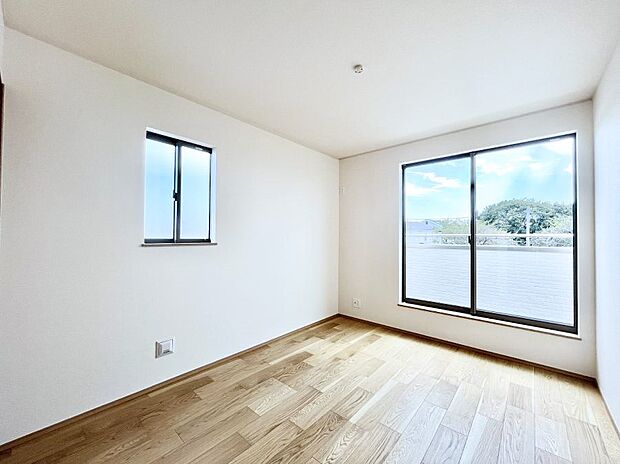 ～Bed Room～　2面採光を確保した明るい室内は、風通しも良く、大変居心地の良い空間となっております。爽やかな風を感じて起きる朝は、快適生活の始まりに！日当たりや通風がとても良い住まい♪