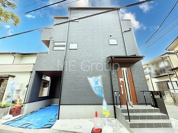 ～Exterior～　晴天の青空と交り合う事で一段と煌めきを増す其の姿は、静止画で留めておくには惜しい外観。誕生した「お住まい」は季節・気候・時代の背景に捉われない珠玉の『空間」を実現しました。