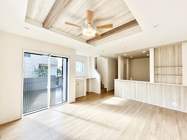 ～Living～　リビングに階段のある間取りです♪家族のコミュニケーションがスムーズに取れますね♪ゆとりある暮らしと心地よい住環境が紡ぐ贅沢な時間をご家族みんなでお過ごし下さい。　※家具はCGです