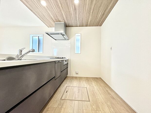 ～Kitchen～　自然光が入る窓のあるキッチン☆毎日使う場所だからこそ、使い勝手を考慮しました。ゆったりとしたキッチンコーナーは質感豊かな仕上がりとなっております。