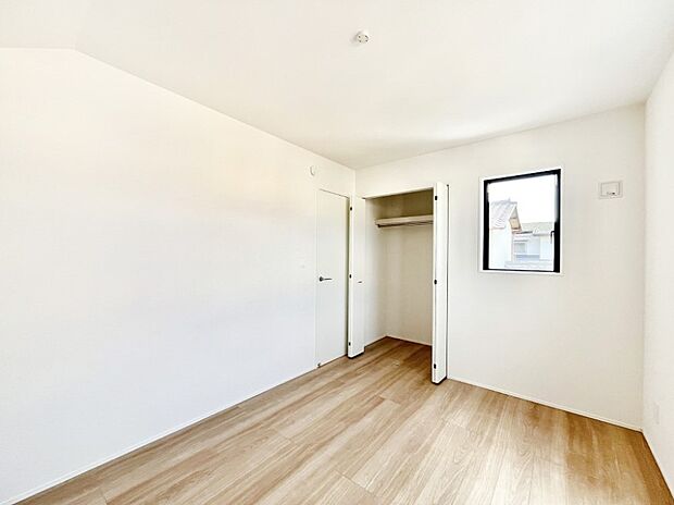 ～Bed Room～　部屋数が多いのが戸建てのメリットです。ご家族が増えたことで手狭に感じていた住まいも戸建てでは各居室プライバシーを保つことができます。住まいにゆとりが生まれ心もリラックスできます♪