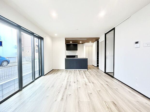 明るい陽光が注ぎ、寛ぎの雰囲気に満たされるリビング・ダイニング。   