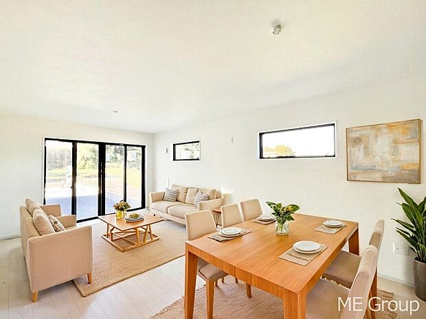 ～Living～　飽きの来ないシンプルでおしゃれなLDK。大きな窓から日差しが差し込むので室内も明るく、家族の憩いの場としてピッタリです。開放感と日当たりの良さを是非ご覧ください！　※家具はCGです