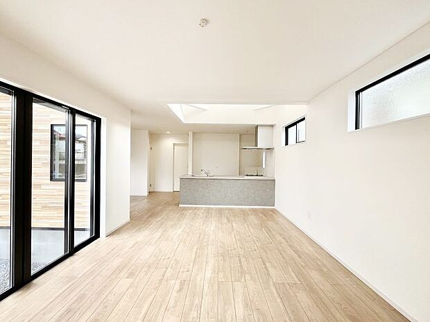 ～Living～　ここにはみんなが集い、食事と楽しい会話が始まる。話に夢中になりすぎて、ついつい時を忘れ夜半過ぎになってしまう。そんな束の間の幸せを感じさせてくれる場所でありたい。