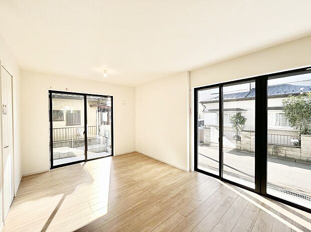 ~Living~豊かな陽光がこの場所を照らしだす。 光溢れるこの空間はみんなの笑顔が集う場所、時を忘れ、つきることのないたわいもない会話を楽しむ時間、たくさんの思いが綴られる場所。