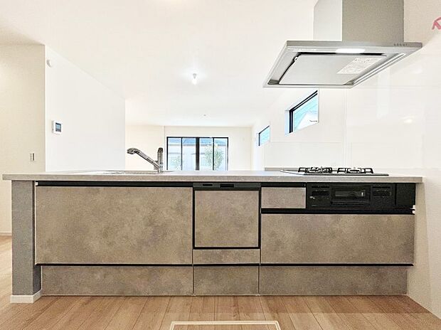 ~Kitchen~ 「さぁ今日は何を作ろう」こんなキッチンなら思いっきり料理ができちゃいます。キッチンからはリビングが一望できます。家族がつながるお家がここにございます。