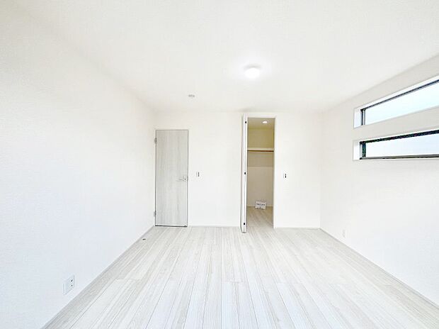 ～Bed Room～  「今日も一日お疲れ様」とご夫婦でゆったりくつろげる寝室。  毎日の家事やお仕事に疲れた日はフカフカのベットで癒されてください。テレビや本棚をおいても快適な広さが自慢♪