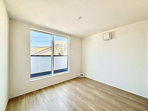 ～Bed Room～　バルコニーからの採光で朝もスッキリ目が覚めそうですね！穏やかな光が差し込む室内には、穏やかな時間が流れます。休日には、落ち着いた空間で自分の趣味を楽しむのはいかがですか。