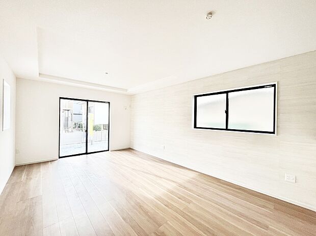 ~Living~ 飽きの来ないシンプルでおしゃれなLDK。大きな窓から日差しが差し込むので室内も明るく、家族の憩いの場としてピッタリです。開放感と日当たりの良さを是非ご覧ください!