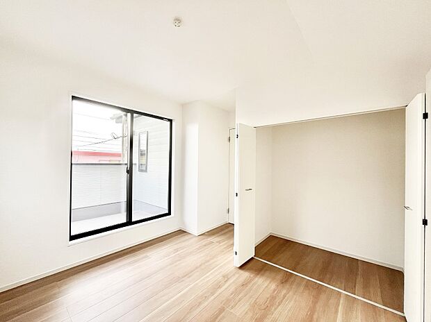 ~Bed Room~ バルコニーからの採光で朝もスッキリ目が覚めそうですね!穏やかな光が差し込む室内には、穏やかな時間が流れます。休日には、落ち着いた空間で自分の趣味を楽しむのはいかがですか。