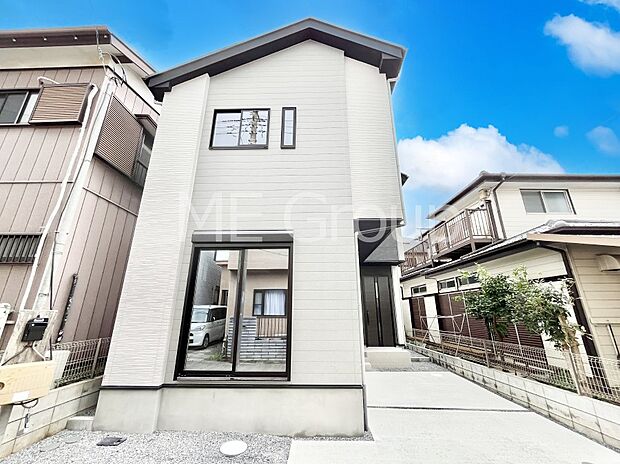 ～Exterior～  晴天の青空と交り合う事で一段と煌めきを増す其の姿は、静止画で留めておくには惜しい外観。誕生した「お住まい」は季節・気候・時代の背景に捉われない珠玉の『空間」を実現しました。