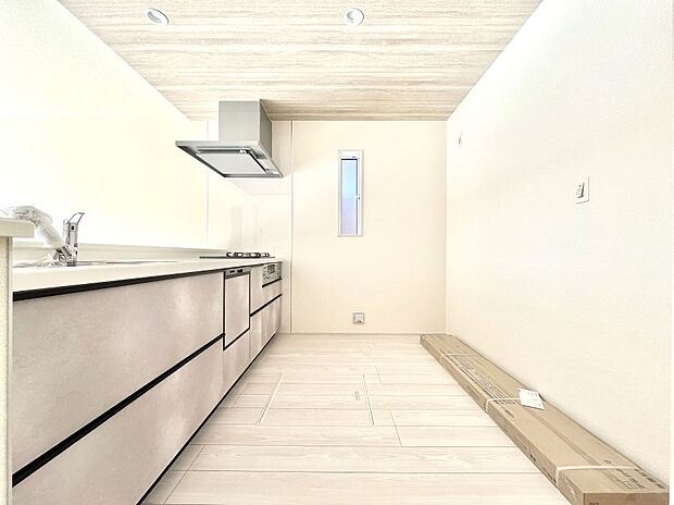 ◆1号棟◆~Kitchen~ 自然光が入る窓のあるキッチン☆毎日使う場所だからこそ、使い勝手を考慮しました。ゆったりとしたキッチンコーナーは質感豊かな仕上がりとなっております。