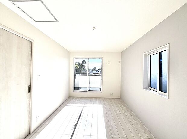 ◆1号棟◆~Bed Room~ 「今日も一日お疲れ様」とご夫婦でゆったりくつろげる寝室。 毎日の家事やお仕事に疲れた日はフカフカのベットで癒されてください。テレビや本棚をおいても快適な広さが自慢♪