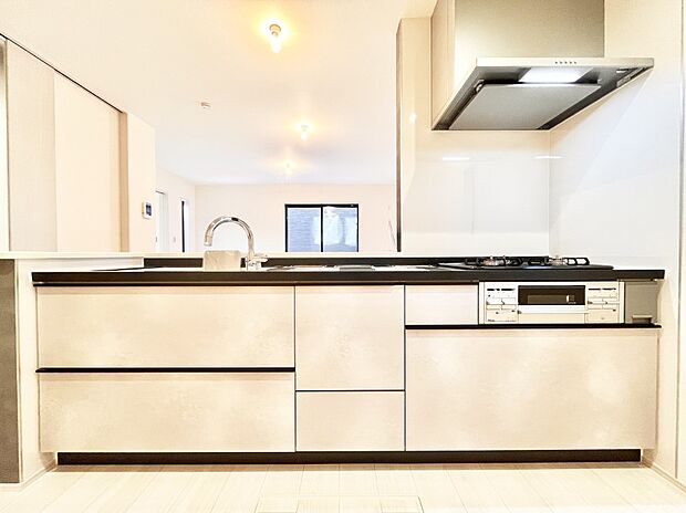 ◆1号棟◆～Kitchen～　広くて使いやすいキッチンなら家族でいっしょに料理をつくったり、後片付けも手間なくできちゃいます♪収納もたっぷりあるので、いつもすっきりと清潔な印象を保てます。