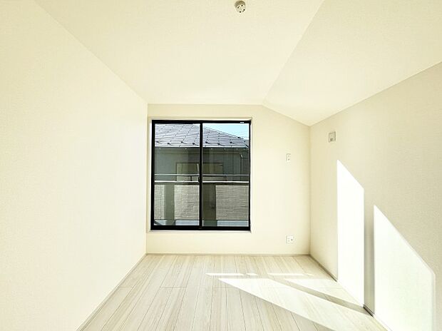 ◆1号棟◆～Bed Room～　バルコニーからの採光で朝もスッキリ目が覚めそうですね！穏やかな光が差し込む室内には、穏やかな時間が流れます。休日には、落ち着いた空間で自分の趣味を楽しむのはいかがですか