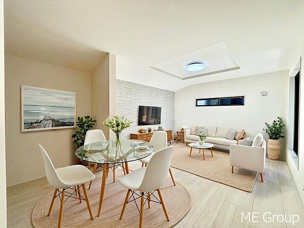 ～Living～　日当たりのいい２階リビングはプライベート性も高く、落ち着いて暮らせます。ゆとりある暮らしと心地よい住環境が紡ぐ贅沢な時間をご家族みんなでお過ごし下さい。　※家具はCGです