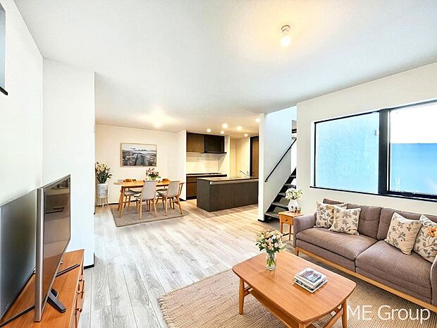 ～Living～　家族の会話や笑顔が行き交うリビングです。子供が走ってる姿を見ながら、大きなソファやダイニングテーブルでゆったり食事をしたりくつろぎたい♪そんな夢が叶えられる空間です！※家具はCGです