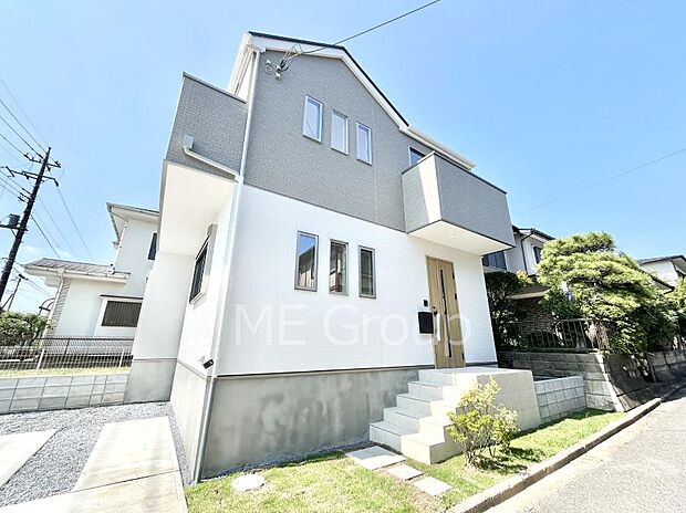 ～Exterior～　堂々たる趣ながら、主張し過ぎずどこか余裕を感じさせるシャープなフォルムで佇む邸宅は、晴天の空と照らし合わせる事で、本来あるべき完成形の姿を見せてくれます。