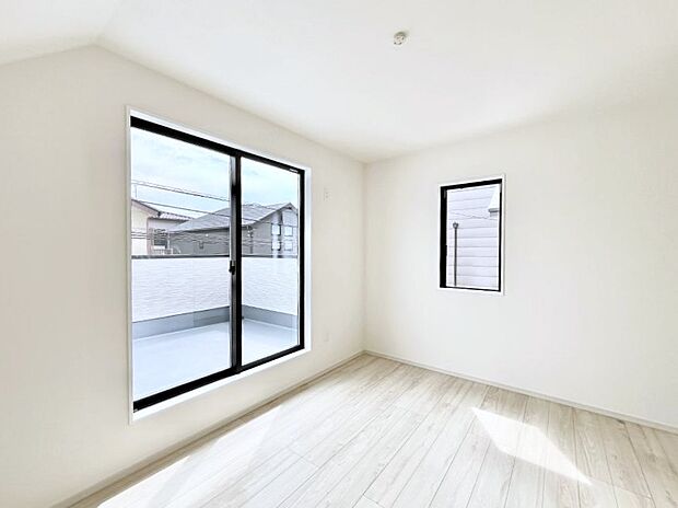 ～Bed Room～  「今日も一日お疲れ様」とご夫婦でゆったりくつろげる寝室。  毎日の家事やお仕事に疲れた日はフカフカのベットで癒されてください。テレビや本棚をおいても快適な広さが自慢♪