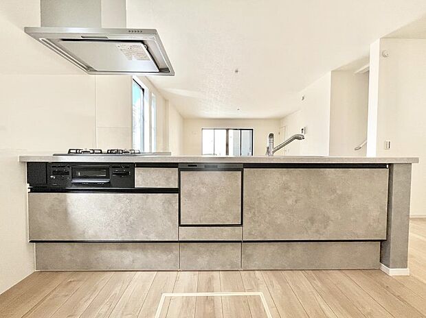 ～Kitchen～　広くて使いやすいキッチンなら家族でいっしょに料理をつくったり、後片付けも手間なくできちゃいます♪収納もたっぷりあるので、いつもすっきりと清潔な印象を保てます。