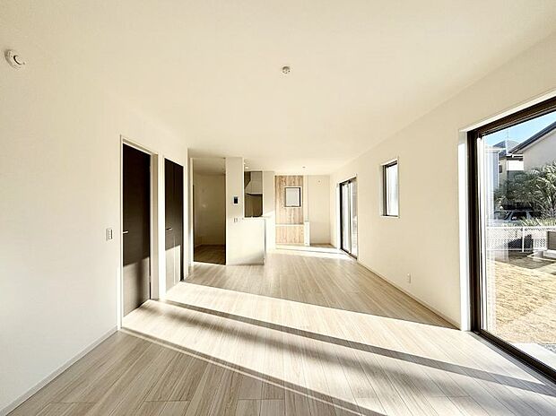 ～Living～　飽きの来ないシンプルでおしゃれなLDK。大きな窓から日差しが差し込むので室内も明るく、家族の憩いの場としてピッタリです。開放感と日当たりの良さを是非ご覧ください！