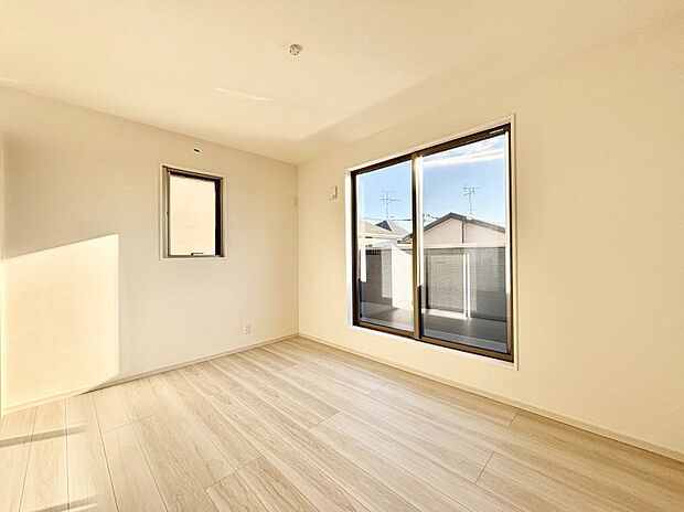 ～Bed Room～　バルコニーからの採光で朝もスッキリ目が覚めそうですね！穏やかな光が差し込む室内には、穏やかな時間が流れます。休日には、落ち着いた空間で自分の趣味を楽しむのはいかがですか。