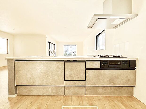 ～Kitchen～　会話が弾むリビング、料理が愉しくなるキッチン。家は、ただ生活する場ではなく、暮らしを愉しく、快適にする場所。笑顔の毎日、安らぎの日々のために、最新の設備・仕様を採用。