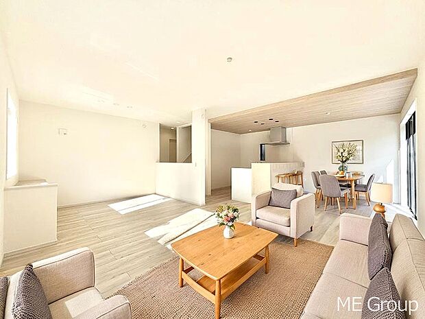 ～Living～　家族の会話や笑顔が行き交うリビングです。子供が走ってる姿を見ながら、大きなソファやダイニングテーブルでゆったり食事をしたりくつろぎたい♪そんな夢が叶えられる空間です！※家具はCGです