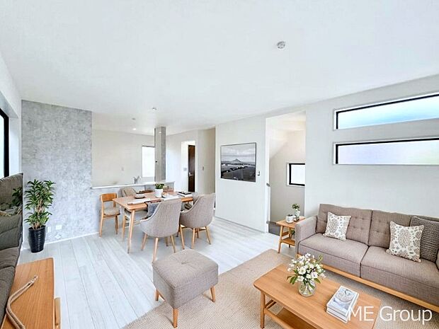 ～Living～　家族の会話や笑顔が行き交うリビングです。子供が走ってる姿を見ながら、大きなソファやダイニングテーブルでゆったり食事をしたりくつろぎたい♪そんな夢が叶えられる空間です！※家具はCGです