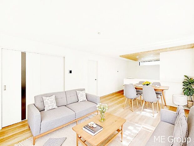 ご家族の賑やかな話し声で包まれる明るいリビング ※家具はCGです