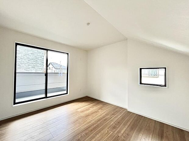 ◆１号棟◆～Bed Room～  「今日も一日お疲れ様」とご夫婦でゆったりくつろげる寝室。  毎日の家事やお仕事に疲れた日はフカフカのベットで癒されてください。テレビや本棚をおいても快適な広さが自慢♪