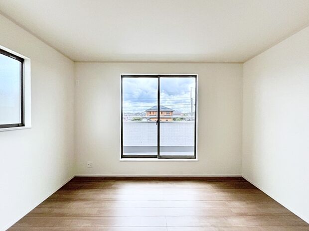 ◆B号棟◆～Bed Room～　2面採光を確保した明るい室内は、風通しも良く、大変居心地の良い空間となっております。爽やかな風を感じて起きる朝は、快適生活の始まりに！日当たりや通風がとても良い住まい♪