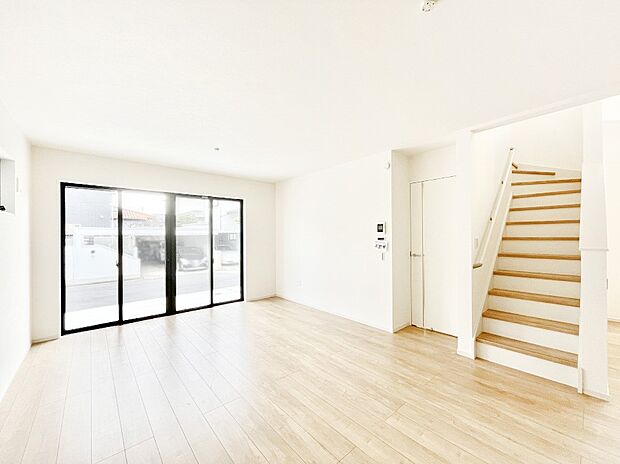 ◆１号棟◆～Living～  豊かな陽光がこの場所を照らしだす。  光溢れるこの空間はみんなの笑顔が集う場所、時を忘れ、つきることのないたわいもない会話を楽しむ時間、たくさんの思いが綴られる場所。