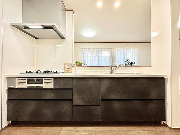 ◆A号棟◆～Kitchen～　広くて使いやすいキッチンなら家族でいっしょに料理をつくったり、後片付けも手間なくできちゃいます♪収納もたっぷりあるので、いつもすっきりと清潔な印象を保てます。