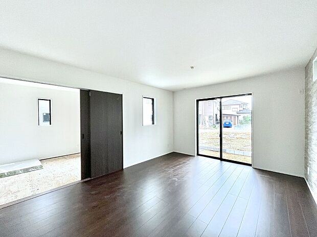 明るい陽光が注ぎ、寛ぎの雰囲気に満たされるリビング・ダイニング。 