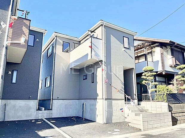 ◆１号棟◆～Exterior～　一戸建ての大きなメリットは、自分達の「土地」を「自由に」使える事です。ガーデニングやＤＩＹ，車やバイクの趣味など様々な用途で利用できます。