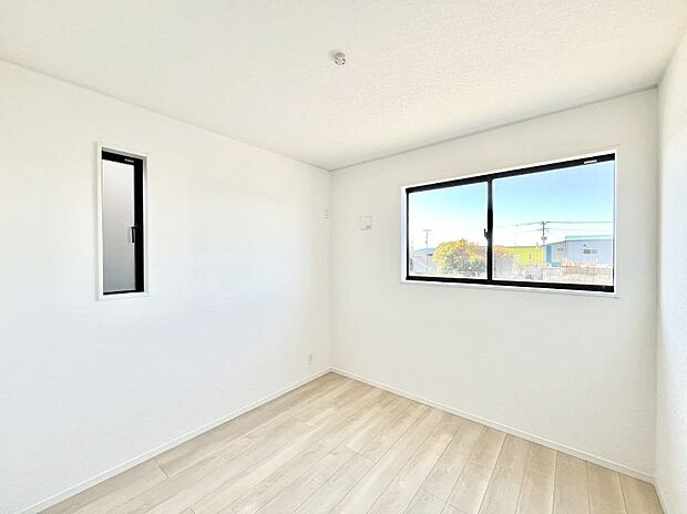 ◆１号棟◆～Bed Room～　2面採光を確保した明るい室内は、風通しも良く、大変居心地の良い空間となっております。爽やかな風を感じて起きる朝は、快適生活の始まりに！日当たりや通風がとても良い住まい♪