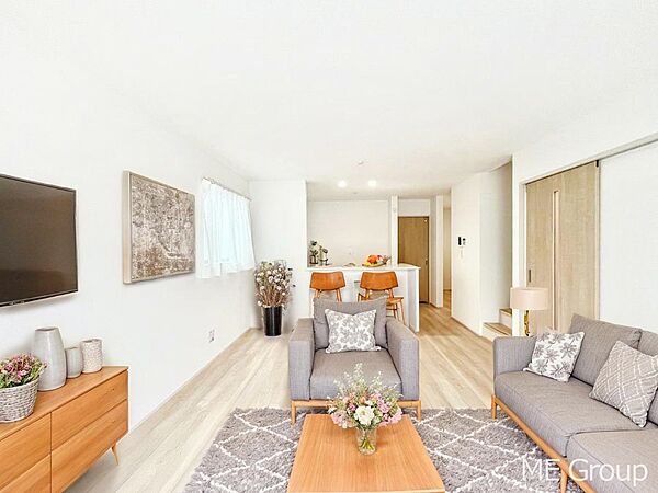 ◆B号棟◆～Living～ 家族の食事や団らんのほか、子どもを遊ばせたり、友人を招いたりするLDKは住まいの中心。長時間過ごす場所だから、その空間は住まい全体の居心地を左右します。※家具はＣＧです。